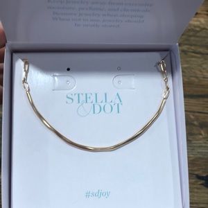 NIB Stella and Dot Essential Hammered Arc Necklace in gold